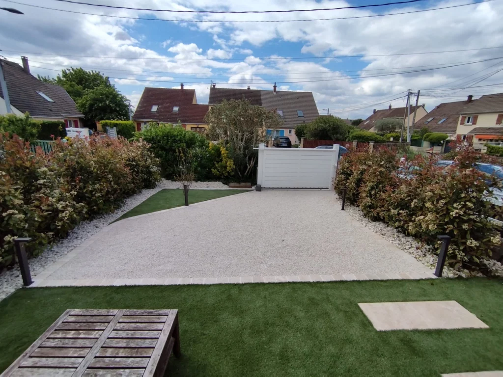 CRÉATION D'UNE COUR À CHARVIEU-CHAVAGNEUX